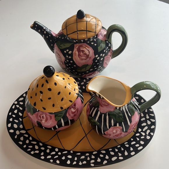 droll design tea pot and creamer sugar on plate - Picture 10 of 10